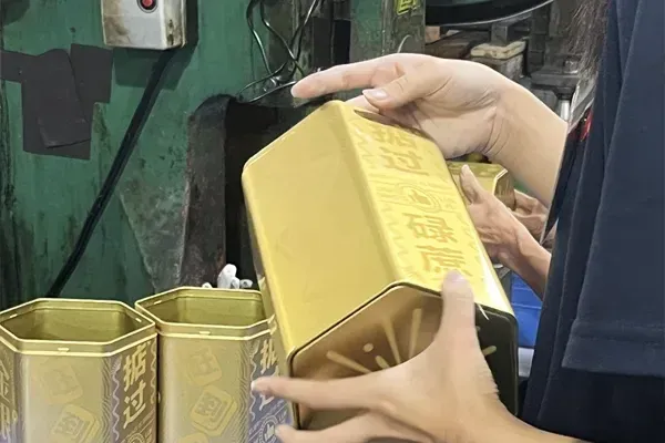 Tin packaging quality control detail