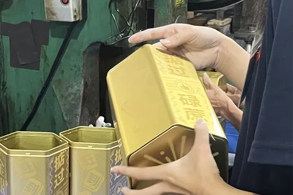 Tin packaging quality control detail